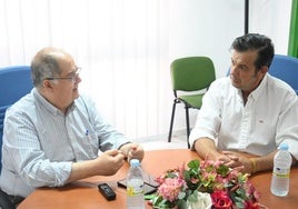 El alcalde y el tesorero de la asociación durante el anuncio del traslado