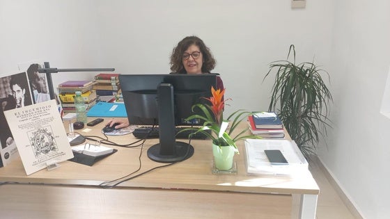Estrella Claver se jubila de la biblioteca municipal tras casi 30 años de servicio