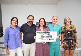 Entrega del cheque a la presidenta de Zafra Solidaria