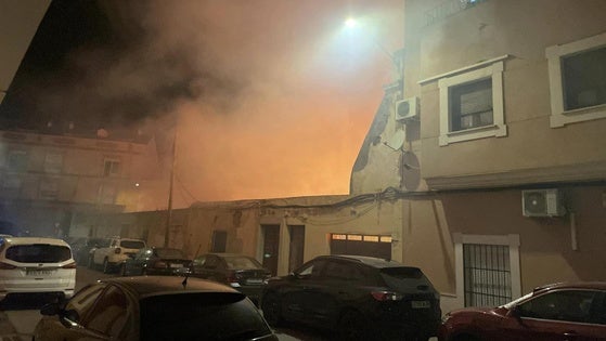 Sale ardiendo un solar entre las calles Jesús Rasero y calle Fontanilla