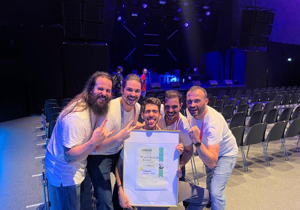El grupo tras lograr su premio