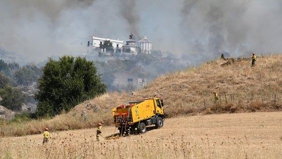 Más de 20 efectivos trabajan en sofocar el incendio forestal declarado en Zafra
