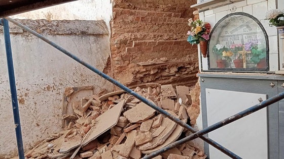 El Ayuntamiento busca a los familiares propietarios de algunos nichos antiguos derrumbados
