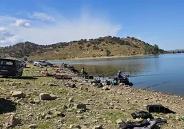 Algunos de los participantes en el embalse durante el concurso