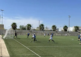 Un momento del trofeo en el campo de fútbol