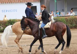 Ricardo Murillo junto a una alumna durante la exhibición