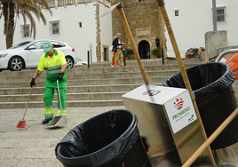 Un trabajador de Promedio en el centro de la ciudad