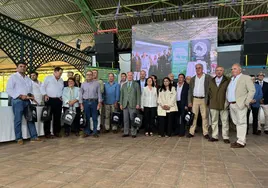 Foto de familia con los premiados y el jurado