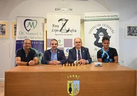 El alcalde y el concejal junto al presidente del cllubl y el Gran Maestro Internacional