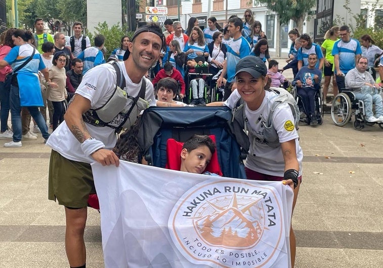 La pareja con su sobrino Alejandro a su llegada a Zafra