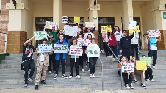 El alumnado de los institutos protestaron ante la incertidumbre de la PAU 2025