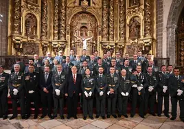 Los agentes de la Guardia Civil junto al alcalde y el concejal