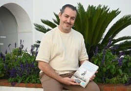 José Lanza con su libro el día de la presentación en la biblioteca