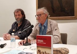 El autor del libro junto a su presentador