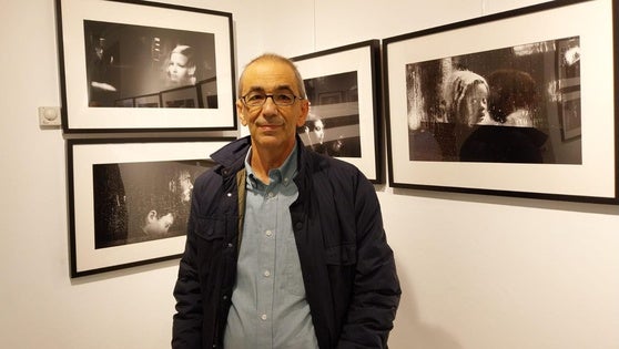 'Polisemia', de Manuel Pineda, capta momentos de transeúntes en espacios públicos únicos