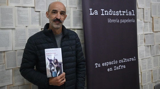 El escritor Jesús Carrasco presentó en Zafra 'Elogio de las manos'