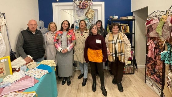 Zafra Solidaria abre su mercadillo artesanal navideño en la calle Sevilla