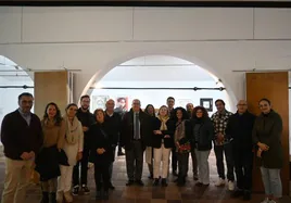 Algunos de los artistas participantes junto con las autoridades y organizadores