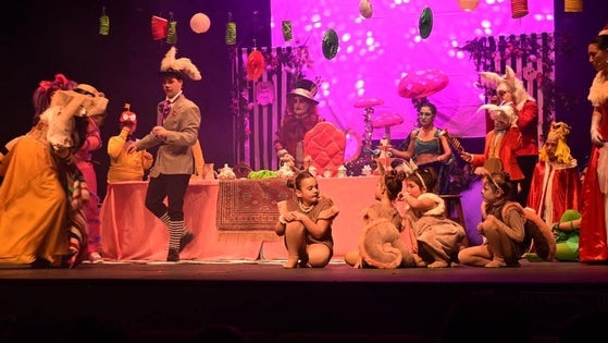 Wonderland llenó de magia y color el teatro con 'Alicia y la extraña fiesta del té'