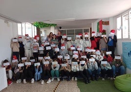 El alumando de sexto con sus cartas antes de dárselas a los mayores