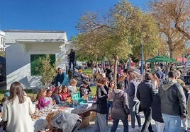 Gran ambiente en la Plaza de España durante la actividad