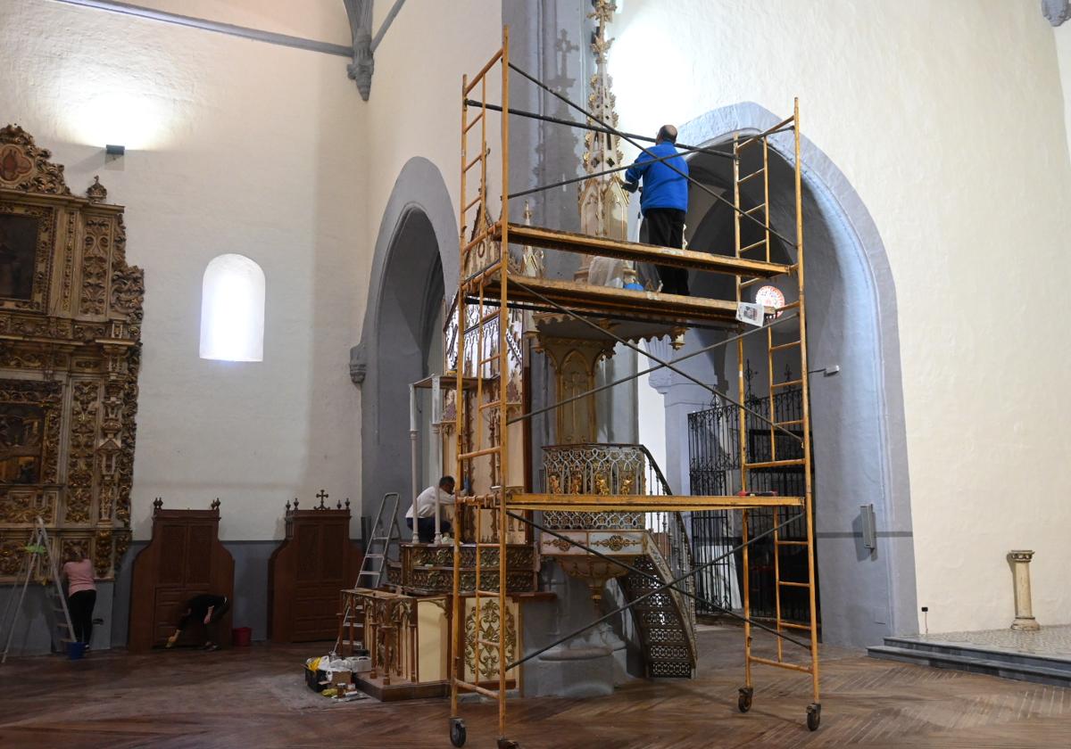 Limpieza del templo por parte de los voluntarios