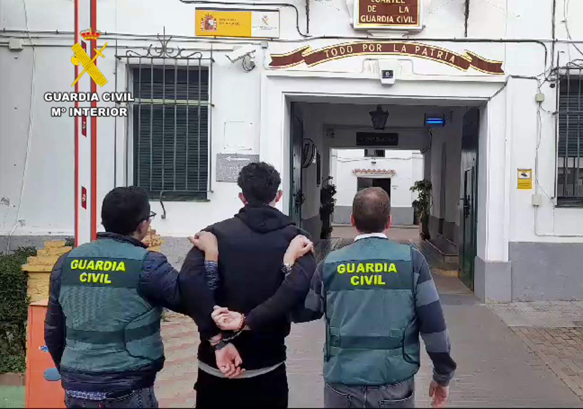 Llegada de uno de los detenifos al cuartel de la Guardia Civil de Zafra