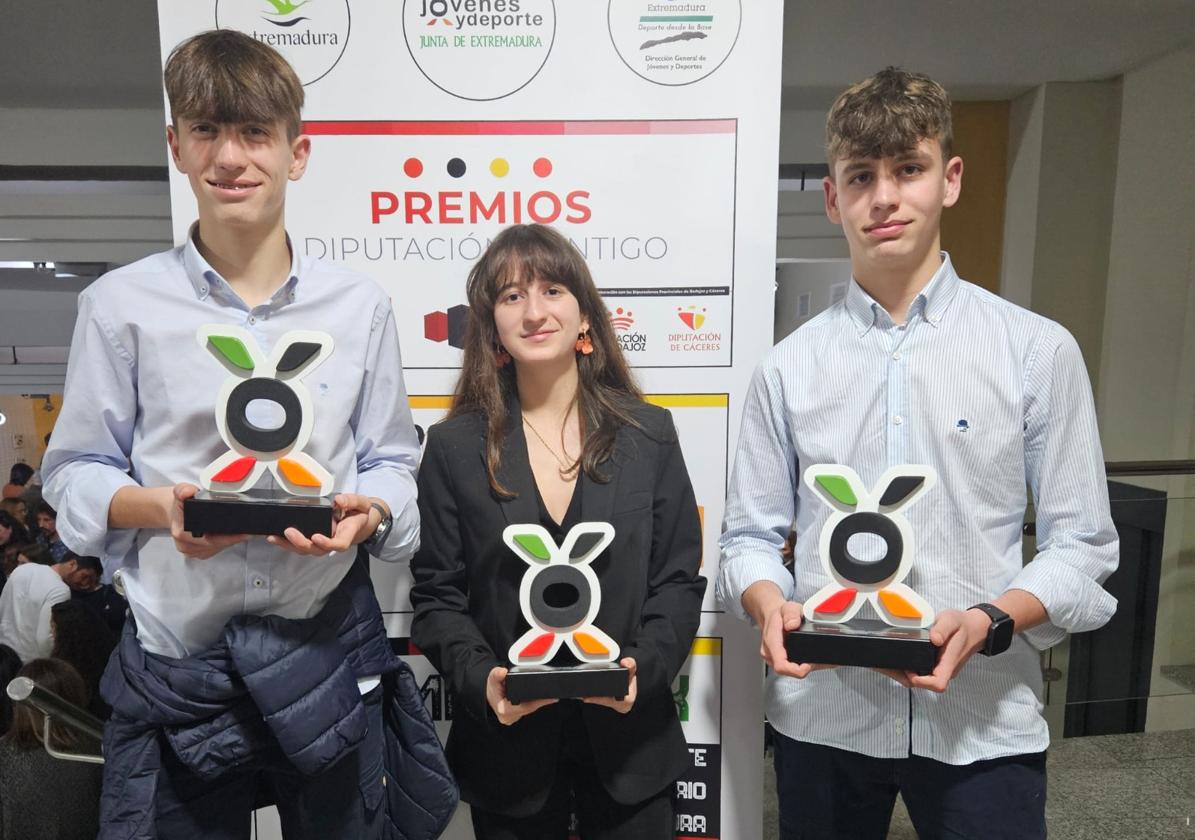 Los jóvenes ajedrecistas con sus premios