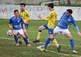 jugadores de ambos equipo durante el encuentro del pasado domingo