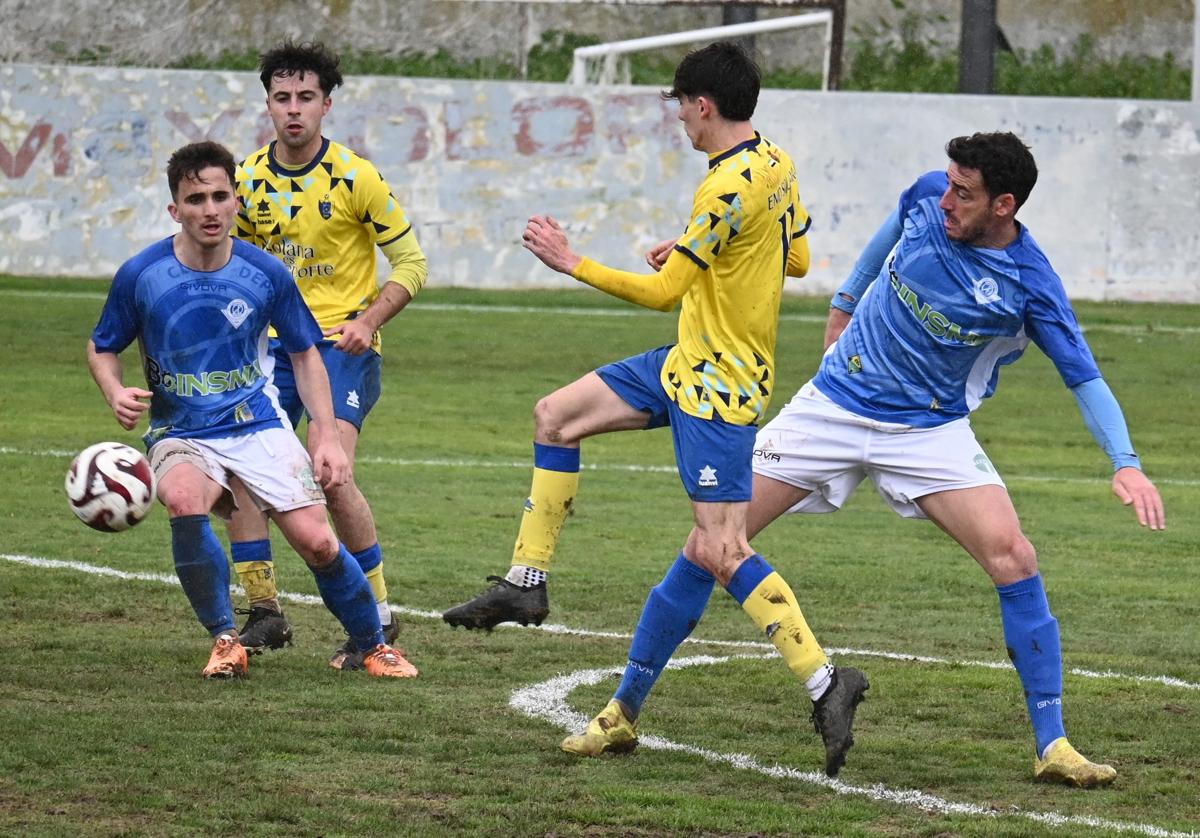 jugadores de ambos equipo durante el encuentro del pasado domingo