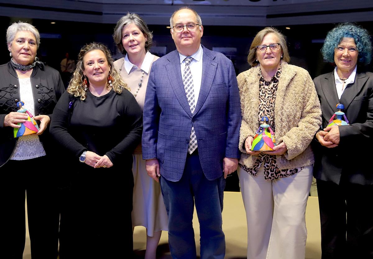 Las homenajeadas junto al alcalde y la concejala