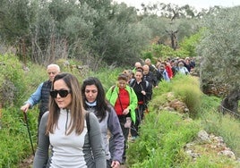 Los senderistas en pleno entorno natural