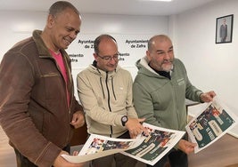 Los organizadores y el concejal en la presentación