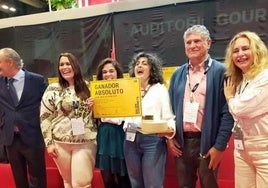 Remedios Carrasco contentísima recogió el reconocimiento