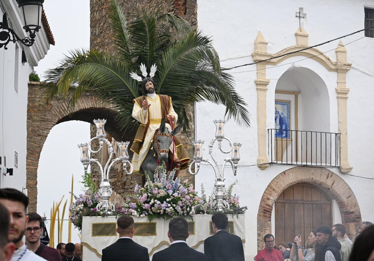 La Borriquita y la Oración miran al cielo antes de su salida este Domingo de Ramos
