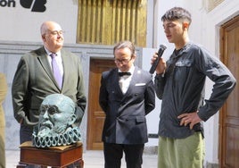 El autor presenta su obra