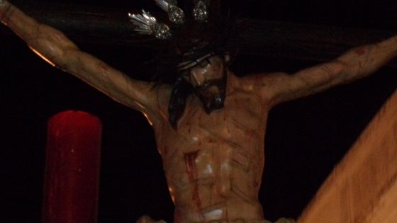 Silencio en la madrugada ante el Cristo de los Desamparados