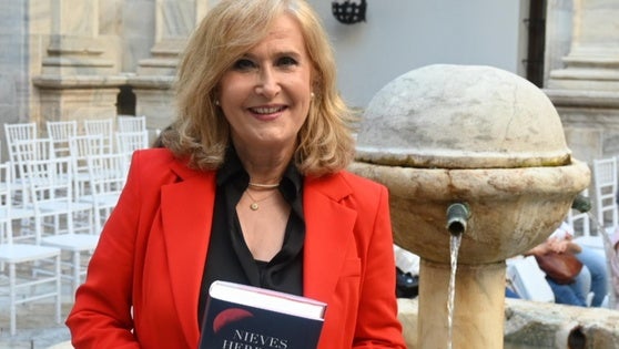 La periodista y escritora Nieves Herrero presentó 'Luna roja', su última novela