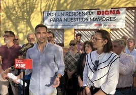 Comparecencia ante los medios del secretario general de los socialistas pacenses en Zafra