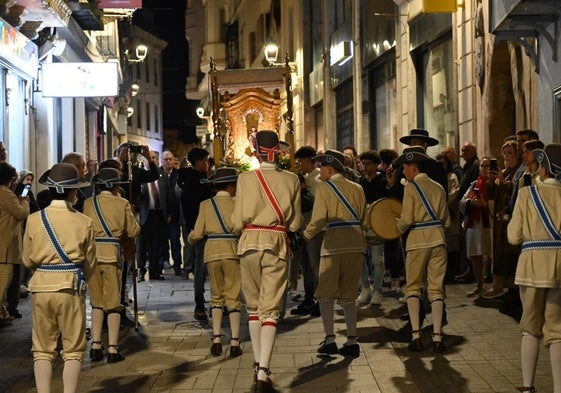 Procesión de la Esperancita acompañada por los Danzantes de Fuentes de León