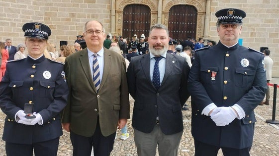 Los policías locales David Cuello y Antonia Mª Díaz recibieron la medalla por sus 20 años de servicio