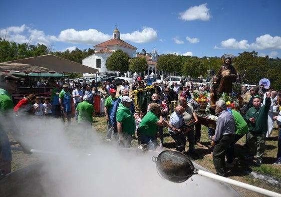 San Isidro en pprocesión junto al gran caldero e garbanzos