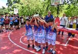 entrega de trofeos a uno de los equipos participantes