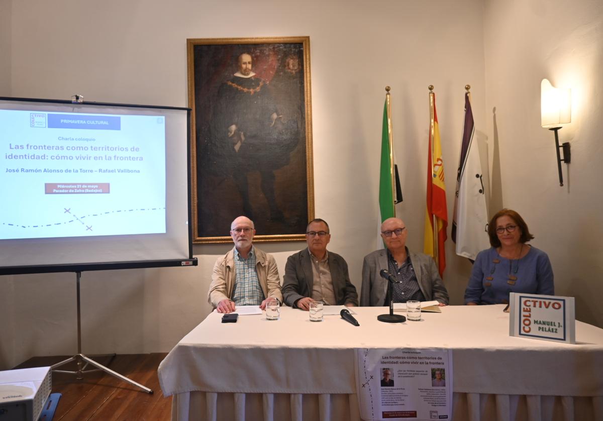 Los participantes en la charla antes de su inicio
