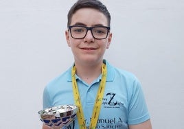 El joven ajedrecista zafrense con su trofeo