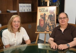 La pregonera junto al alcande durante el anuncio