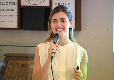 La joven doctora durante su conferencia