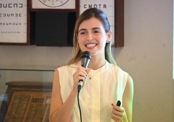 La joven doctora durante su conferencia