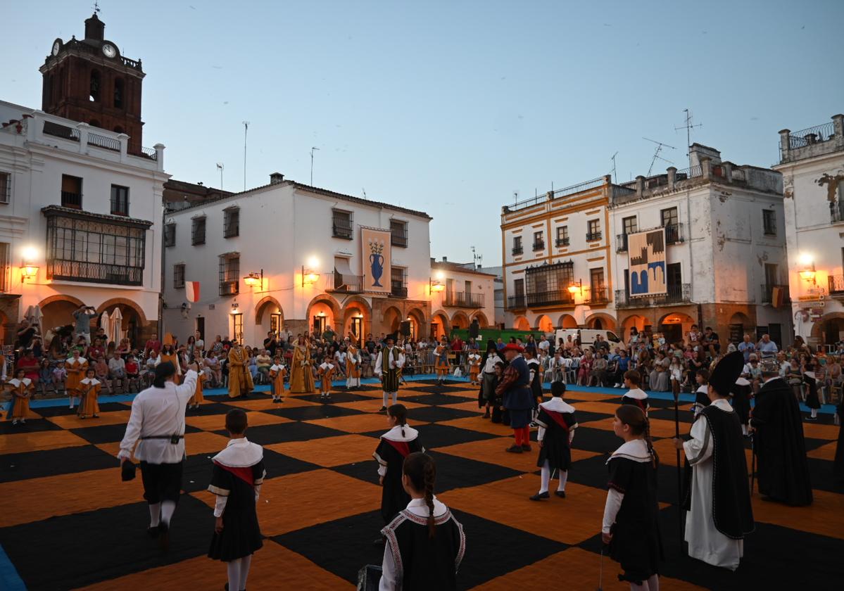 El gran tablero de ajedrez desplegado en la plaza