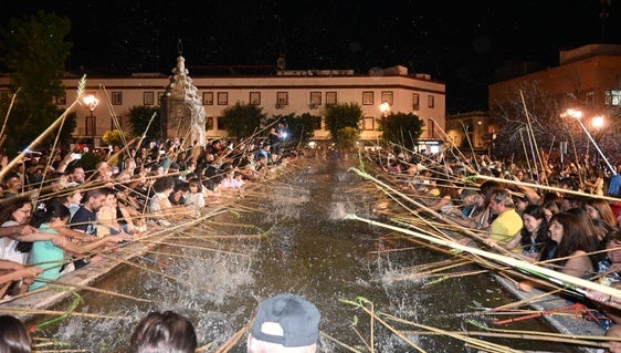 La 'Mojá de Varas' congregó a más de 2.000 personas en la Noche de San Juan